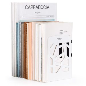 Descripción del producto Sujetador de libros y revistas de estructura sólida metálica y esquinas redondeadas y suaves. Ideal para mantener sus libros y revistas organizados de forma vertical. Cantidad: 2 pcs Color: Blanco Tamaño: 5" x 3.3" x 6.5"